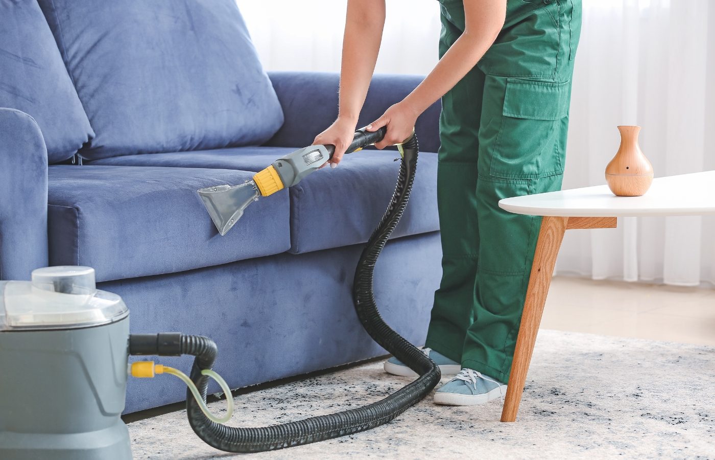 comment nettoyer un canapé en velours erreurs à éviter