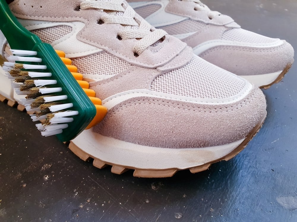 3 astuces infaillibles pour nettoyer facilement vos chaussures en daim sans les abîmer