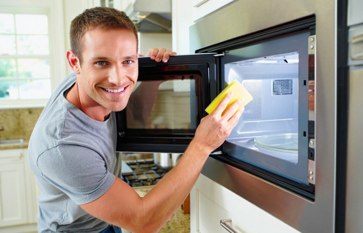 Ne laissez pas votre micro-ondes s’encrasser : voici l’astuce pour le nettoyer en 5 minutes top chrono